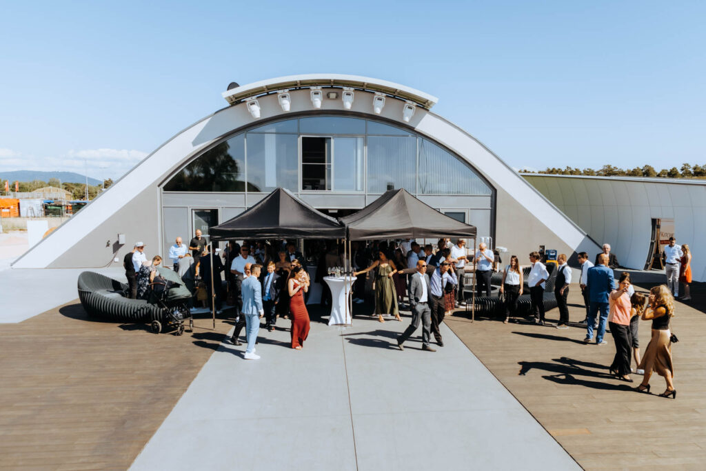 Hochzeitsfotograf aus Karlsruhe fotografiert eine Hochzeit beim Event Hangar E210 von oben.