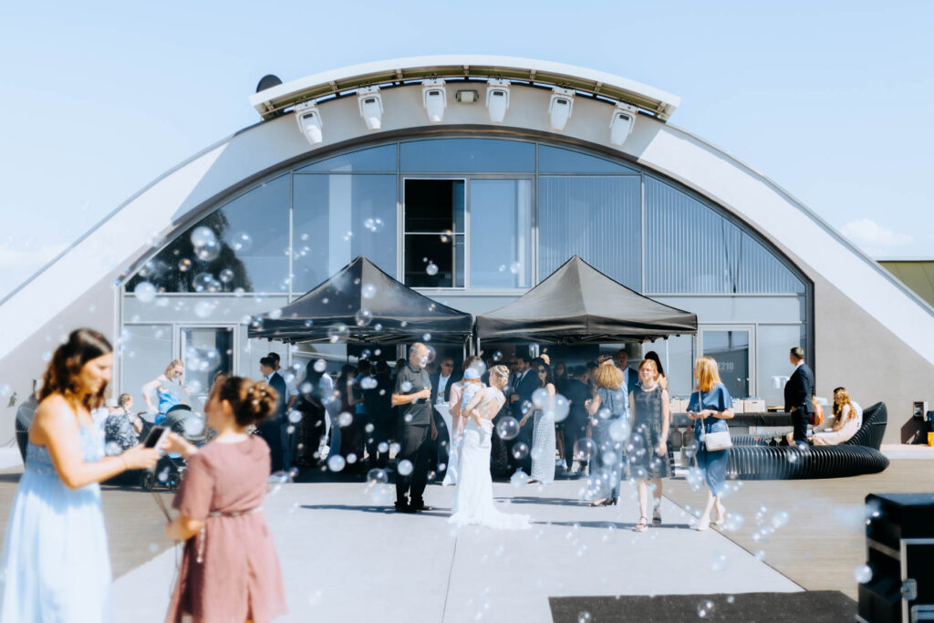 Hochzeitsfotograf aus Karlsruhe fotografiert eine Hochzeit beim Event Hangar E210 von oben.