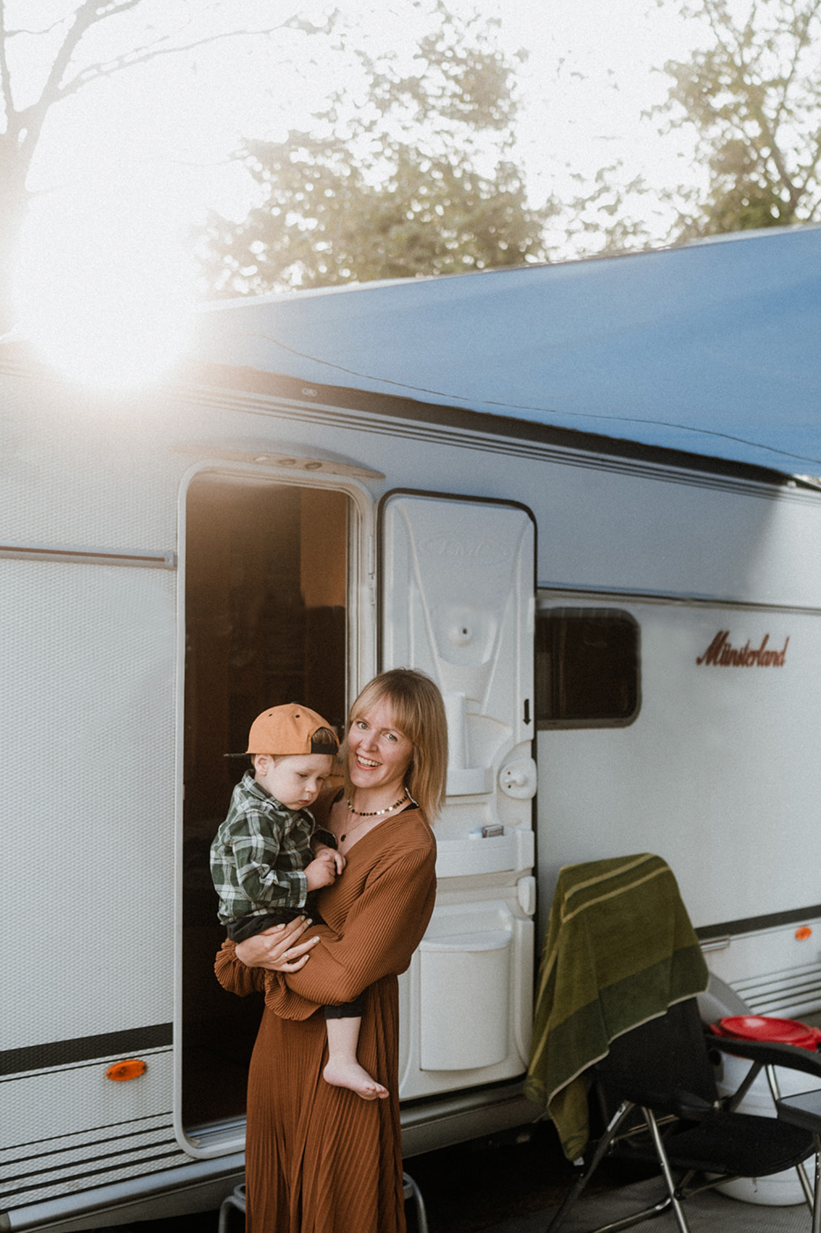 Julia Remler von Julialacht Fotografie mit ihrem Sohn im Campingurlaub.