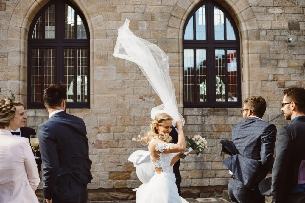 Der Brautschleier fliegt auf einer Hochzeit hoch in die Luft