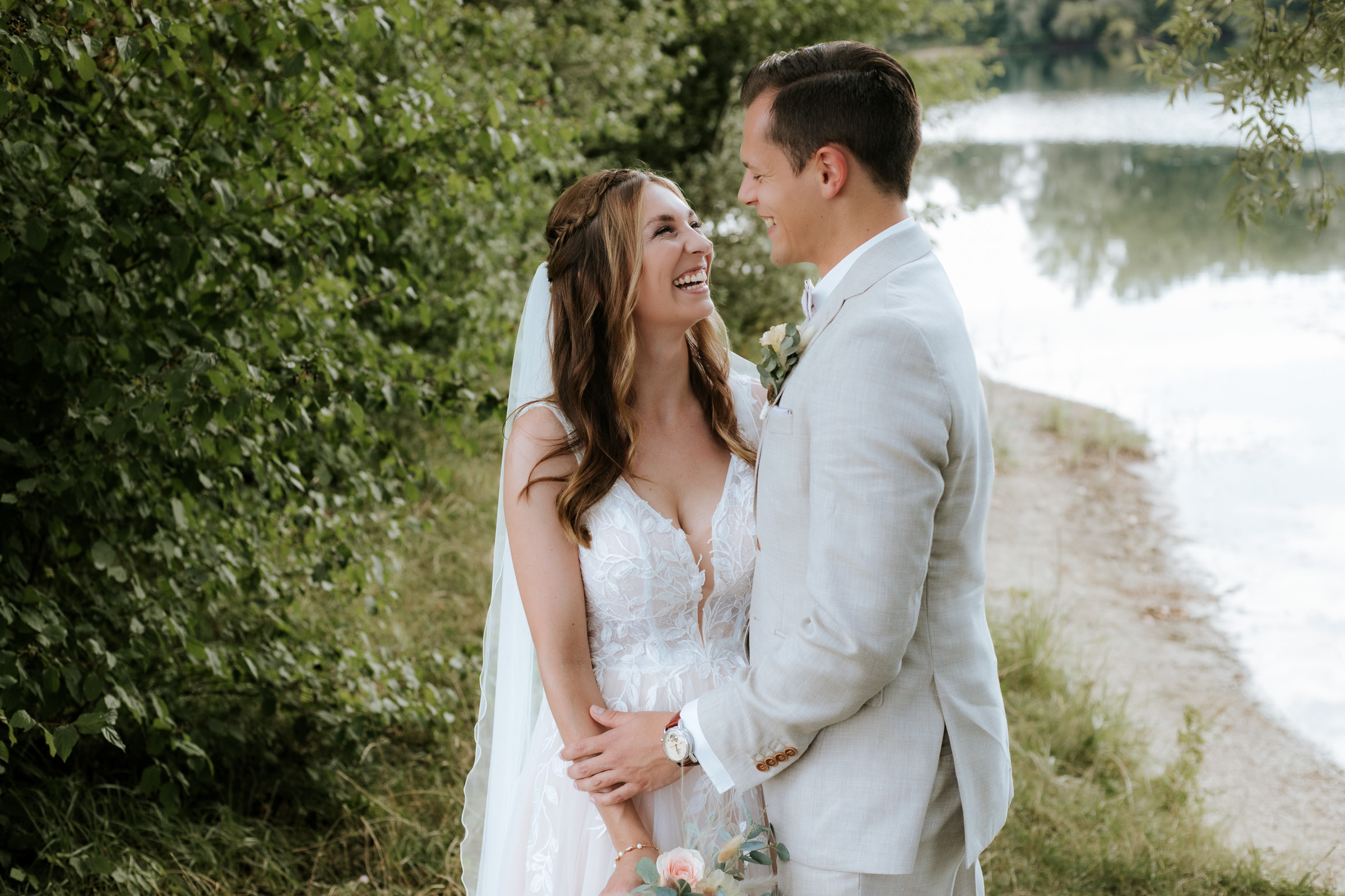 Brautpaar bei Paarfotos am See während einer Hochzeitsreportage in der Pfalz