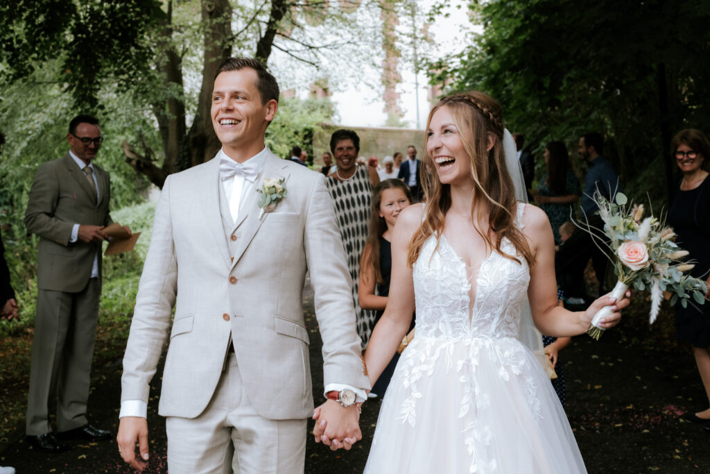 Auszug des Brautpaares aus der Kirche nach der Trauung